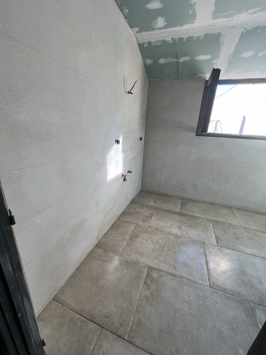 Strak tegelwerk vloer en wand