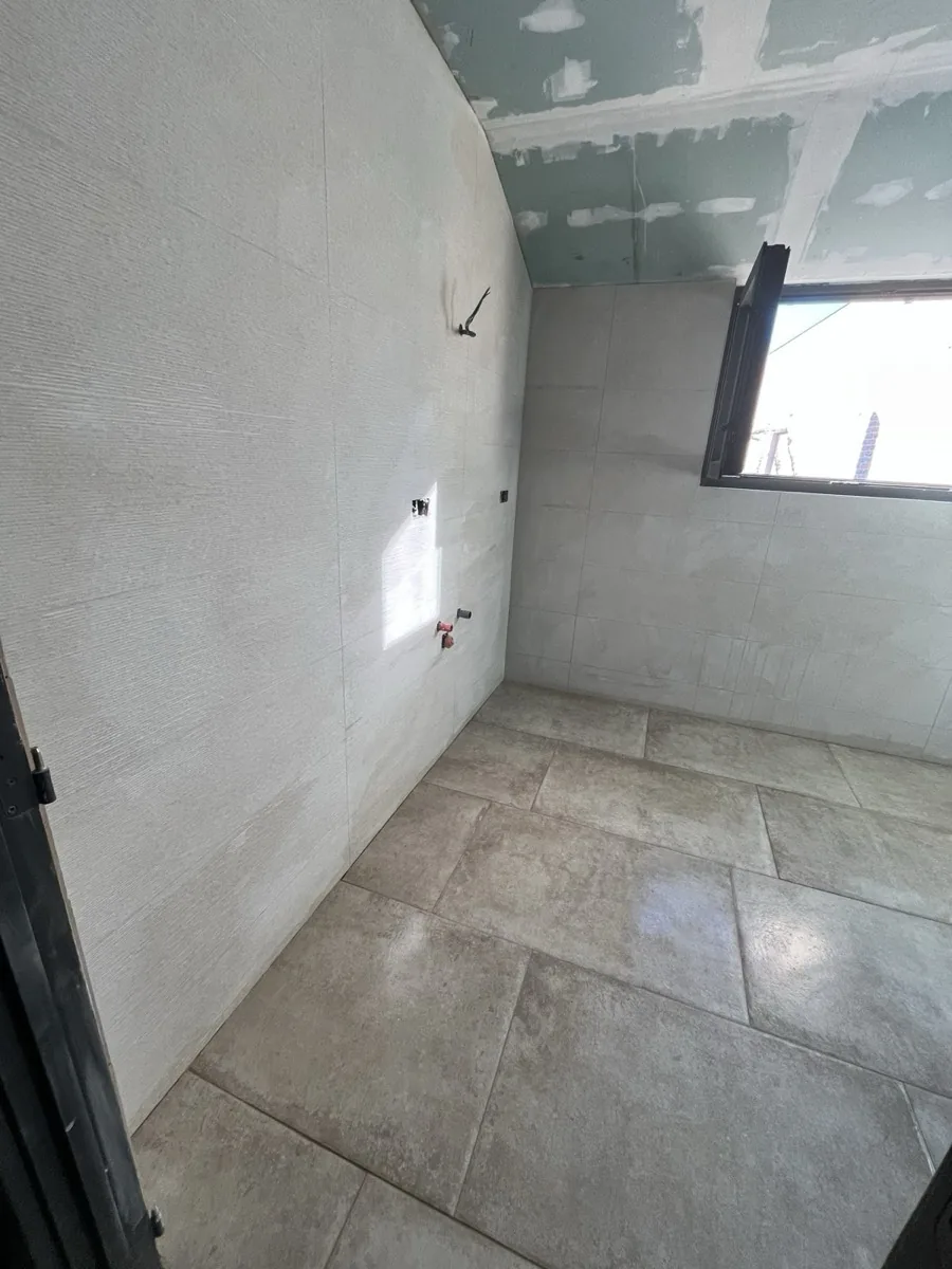 Strak tegelwerk vloer en wand